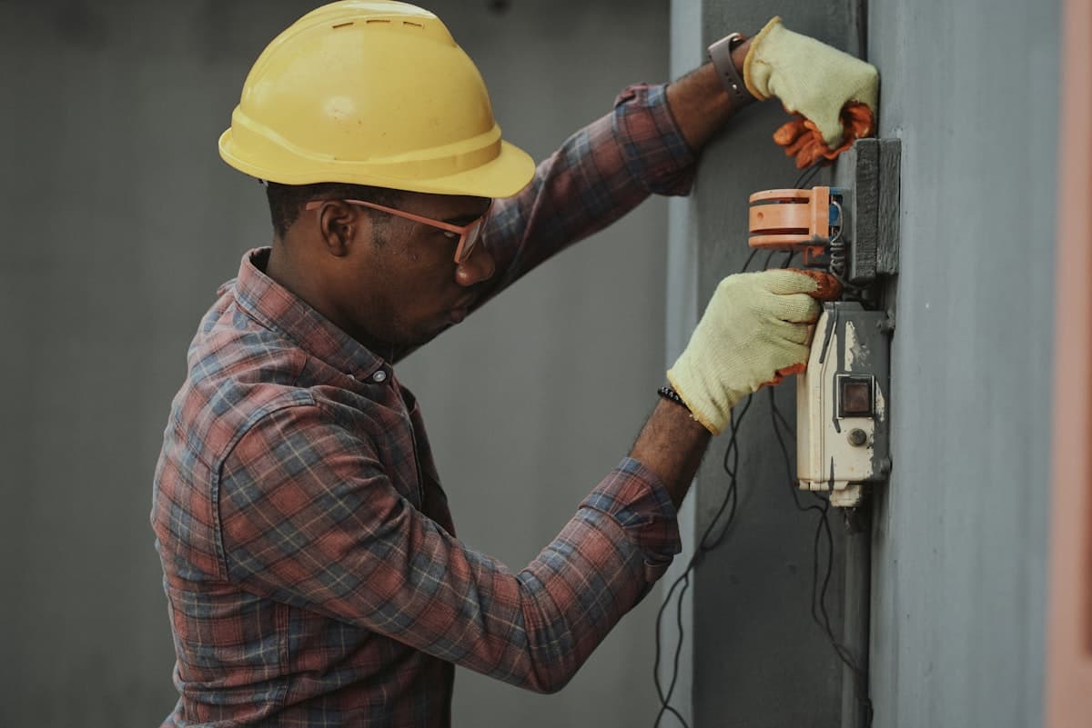 Elektriker bei der Arbeit